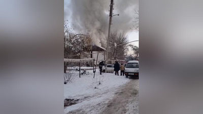 Изрображение 'На массиве Спутник-5 в Ташкенте горел деревянный дом (видео)'