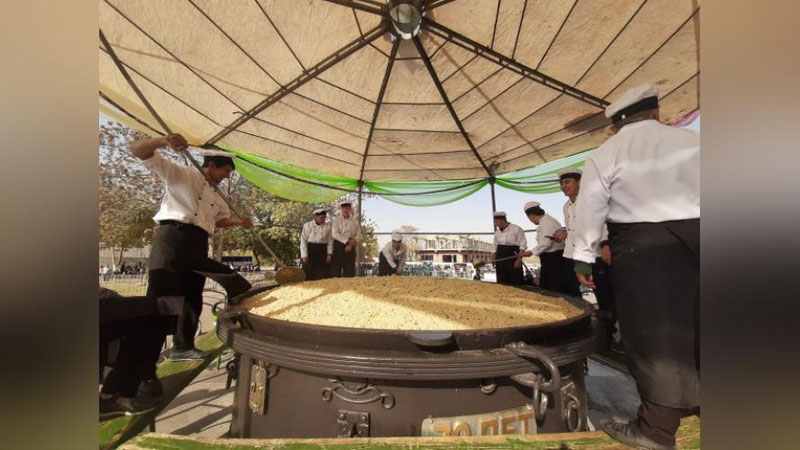 'Olmaliqda 5 tonna osh damlandi'ning rasmi