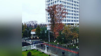 'Milliy universitet hududiga kiraverishga qo`yilgan “shlagbaum” e`tirozlarga sabab bo`ldi'ning rasmi