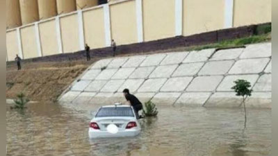 'Yomg`irdan so`ng Namangan ko`chalarida suv toshdi'ning rasmi