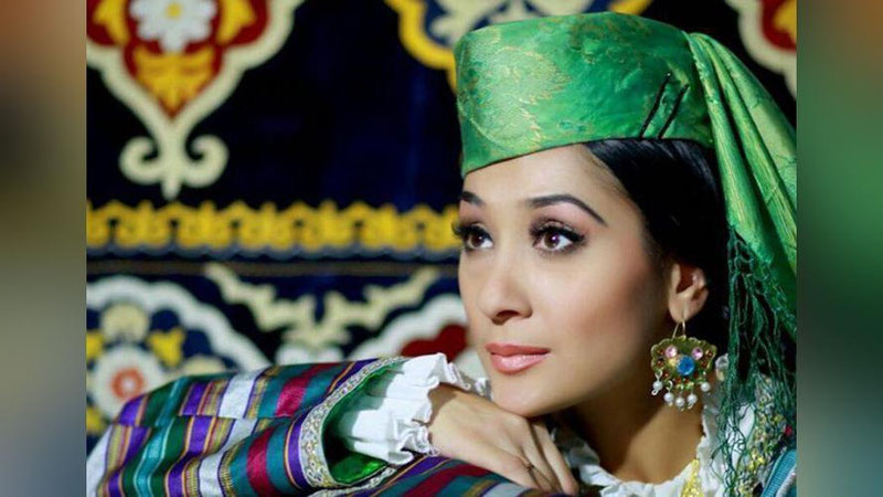 'Raqqosa Zarina Ahmedovaga davlat tomonidan berilgan uyning kaliti topshirildi'ning rasmi