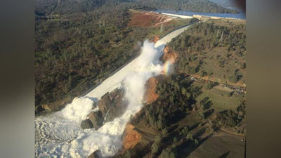 Изрображение 'УГРОЗА ПРОРЫВА ПЛОТИНЫ В КАЛИФОРНИИ: ВИДЕО БУШУЮЩЕЙ СТИХИИ'