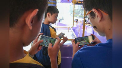 'Xitoyda maktab o`quvchilariga telefondan foydalanishi taqiqlandi'ning rasmi