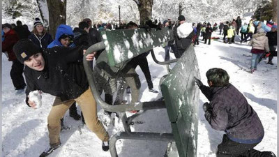 'AQShda odamlar qishki fleshmoblar tashkil etishmoqda 'ning rasmi