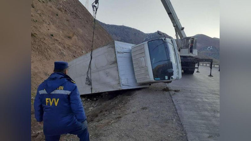 'Bugun Qamchiq dovonida yuk mashinasi handaqqa tushib ketdi'ning rasmi