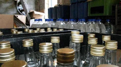 'Samarqandda qo`lbola alkogol mahsulotlarini ishlab chiqarayotgan sex faoliyati fosh etildi'ning rasmi