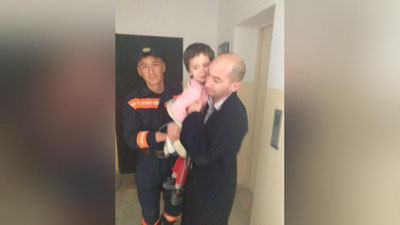 Изрображение 'Спасатели вызволили 4-летнюю девочку из неисправного лифта в Термезе'