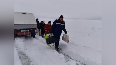 'Qorda qolib ketgan 18 nafar yo`lovchi qutqarib qolindi'ning rasmi