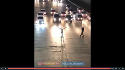 'Toshkentda o`smir mashinalarni to`xtatib qo`yib, chorrahaning o`rtasida raqsga tushdi (video)'ning rasmi