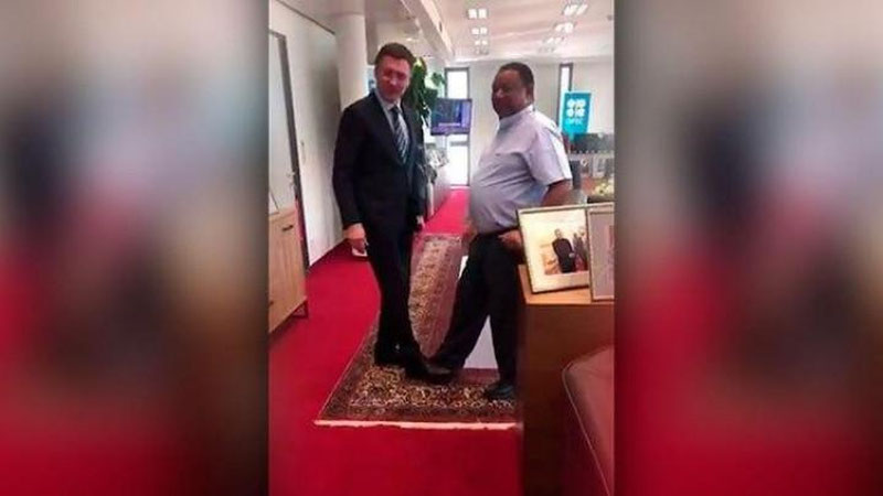 Изрображение '"Ногопожатие": на встрече ОПЕК показали новую форму приветствия (видео)'