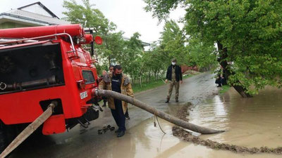 Изрображение 'Фото:  В Ташкенте и Джизаке устраняют затопление дворов и дорог из-за затяжных дождей'