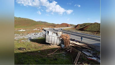 Изрображение 'Водитель КАМАЗа в Байсуне погиб, врезавшись в бордюр (фото)'