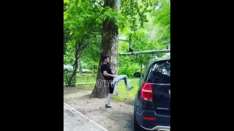 'Jasur Umirov "Kaptiva"ning eshiklarini tepib pachoq qildi (video)'ning rasmi