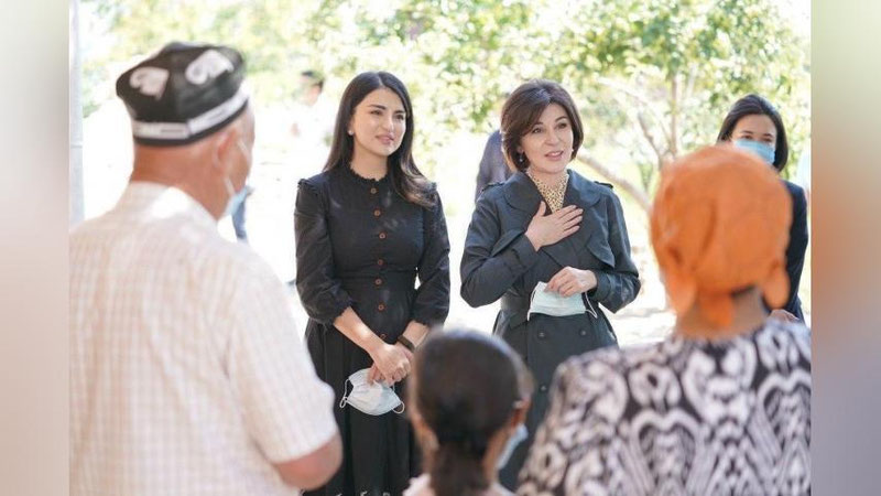 Изрображение 'Зироат и Саида Мирзиёевы встретились с жителями пострадавших от наводнения районов (фото)'