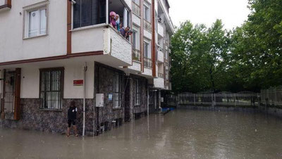 'Istambul ko`chalari suv tagida qoldi (foto)'ning rasmi