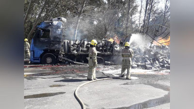 Изрображение 'В Булунгуре потушили горящий грузовик с краской (видео)'