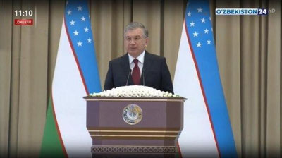 'Ayni daqiqalarda Shavkat Mirziyoev o`qituvchi va murabbiylarga tantanali tabrik yo`llamoqda'ning rasmi