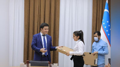 'XTV informatika, ingliz tili o`qituvchilari va o`quvchilarni noutbuklar bilan taqdirladi (foto)'ning rasmi