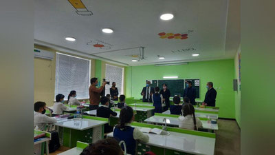 'Qorako`l Halqaro matematika maktabi direktori poytaxtdagi 81-maktabga kelib, o`z tajribasi bilan o`rtoqlashdi'ning rasmi