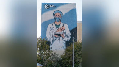 'Zamonamiz qahramonlari — koronavirusga qarshi kurashayotgan shifokorlar sharafiga ulkan tasviriy san`at asari (mural) yaratildi'ning rasmi