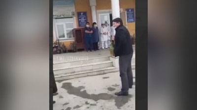 'Tug`ruqxonanining noinsof xodimlaridan g`azablangan Furqat tumani hokimi tug`ruqxonani boshiga ko`tardi'ning rasmi