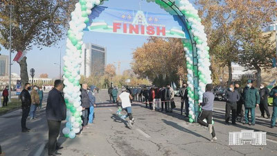 'Toshkentda O`zbekiston bayrog`i kuniga bag`ishlab yarimmarafon o`tkazildi (foto)'ning rasmi
