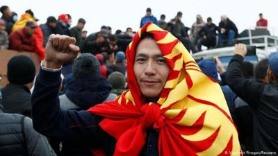 'Ko`zi ojiz shoir, o`qituvchi, ishsiz... Qirg`iziston prezidenti lavozimiga 63 kishi nomzodini qo`ydi'ning rasmi