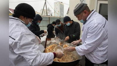 'Rossiyada o`zbeklar shifokorlarga osh tarqatmoqda'ning rasmi