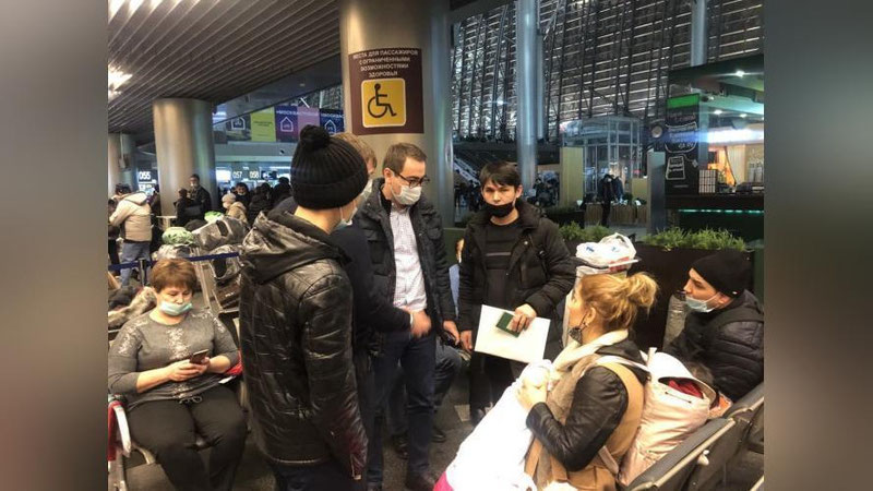 'Москвада икки фарзанди билан қийин аҳволга тушиб қолган она Ўзбекистонга олиб келинди'ning rasmi