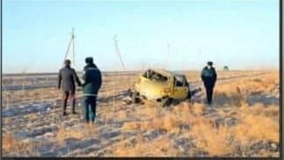 'Navoiyda "Matiz" tezlik oqibatida yo`ldan chiqib, 3 marta ag`darildi va haydovchi otilib chiqib ketdi (video)'ning rasmi