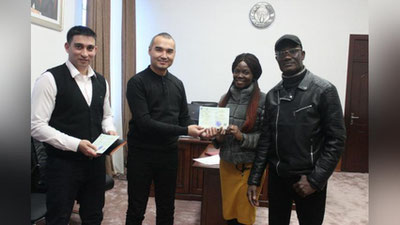 'Gana fuqarolarining Andijonda tug`ilgan egizak farzandlariga "metrika"lar berildi'ning rasmi