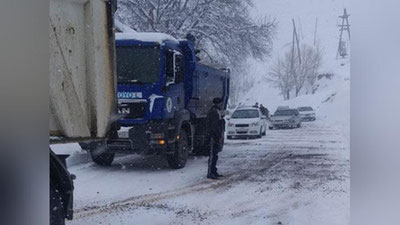 'Muzlamalar sababli Samarqand va Qashqadaryoni bog`lovchi “Taxtaqoracha” dovonida avtotransport vositalarining harakati vaqtincha to`xtatildi'ning rasmi