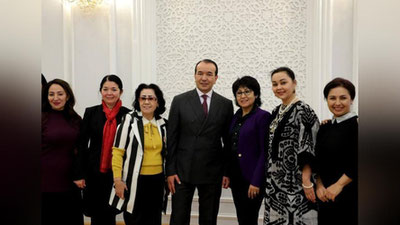 'Ozodbek Nazarbekov ustoz raqqosalarni taqdirladi'ning rasmi