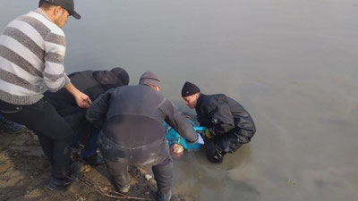 'Andijonda o`zini suvga tashlagan 18 yoshli qiz va uni qutqarmoqchi bo`lib, cho`kib ketgan boboning jasadlari topildi (video)'ning rasmi