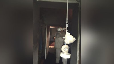 'Bekobodda olov ichida qolgan uydan xonadon egasi qutqarib olindi'ning rasmi