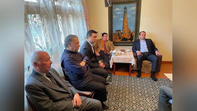 'Ozodbek Nazarbekov yana bir ustoz san`atkorni xonadoniga yo`qlab bordi'ning rasmi