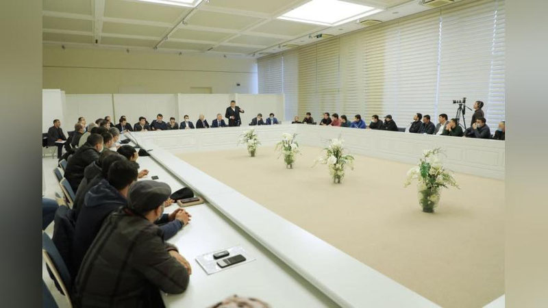 '"Обналчилар" – ҳалол ишлайдиган тадбиркорнинг биринчи ва ягона душмани". Шерзод Қудбиев ҚҚС можароси ортидан 50дан ортиқ тадбиркорлар билан учрашди'ning rasmi