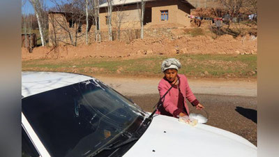 'Qashqadaryoda 4 nafar bolaning onasi "avtomoyka"da ishlaydi (foto)'ning rasmi