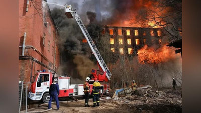 'Sankt-Peterburgdagi qadimiy fabrika yonib ketdi. (Fotoreportaj)'ning rasmi