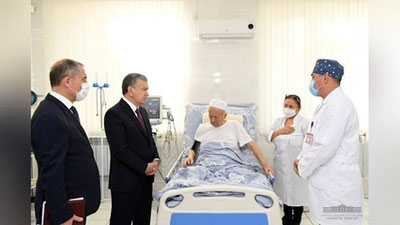 Изрображение 'Шавкат Мирзиёев проведал Героя Узбекистана в самаркандской больнице'