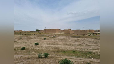 'Yillar davomida ingliz tili darsi o`tilmagan Navoiydagi olis maktabga o`qituvchi bo`lib kelgan buxorolik er-xotinga “Xalq ta`limi a`lochisi” ko`krak nishoni topshirildi'ning rasmi