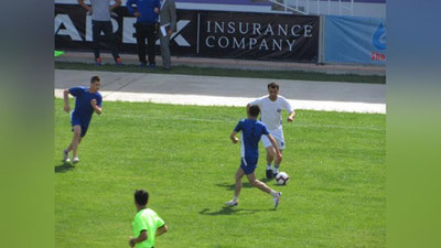 'Ravshan Irmatov qashqadaryolik yoshlar bilan futbol o`ynadi'ning rasmi