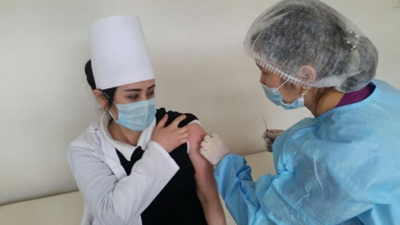 'SSV: Virusga qarshi vaksina olgan hech bir fuqaroda koronavirus bilan kasallanish holati aniqlanmadi'ning rasmi