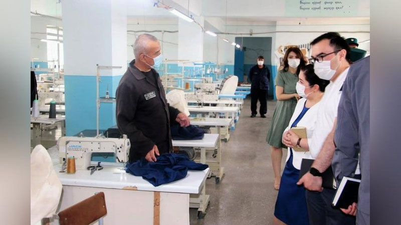 'Sobiq Bosh prokuror Rashitjon Qodirov hozirda qamoqxona tikuv sexida, Ixtiyor Abdullaev chinni sexida ishlamoqda'ning rasmi