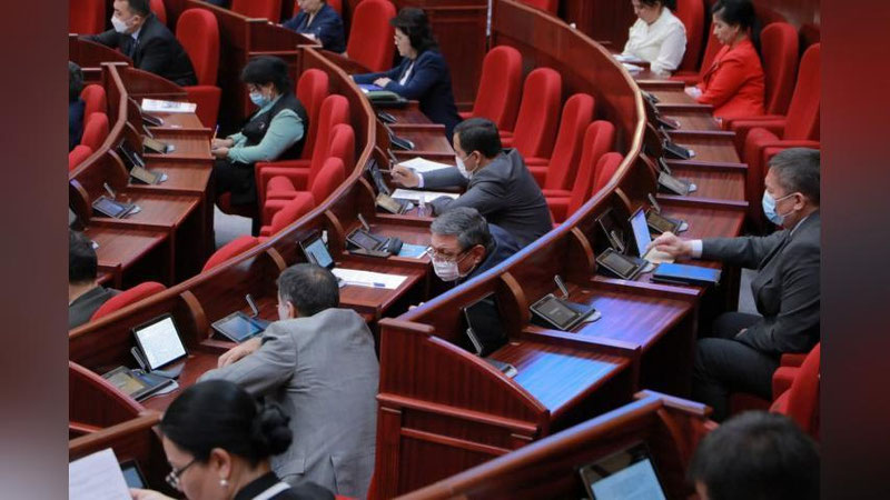 'Tarkibida kuchli ta`sir qiluvchi moddalar bo`lgan dorilarning noqonuniy muomalasi uchun jinoiy javobgarlik belgilanyapti'ning rasmi