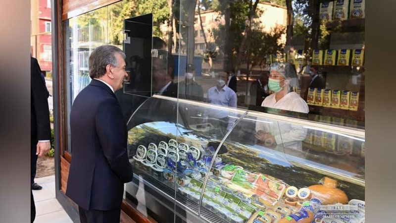 'Prezident Toshkentdagi mahallada sut sotuvchisi bilan gaplashdi (foto va video)'ning rasmi