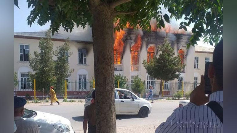 Изрображение 'Пожар в здании школы в Термезе попал на видео'
