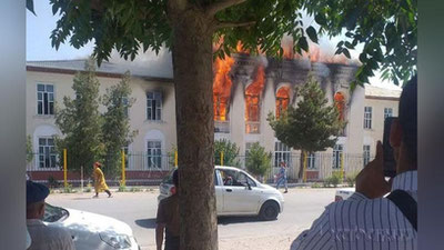 Изрображение 'Пожар в здании школы в Термезе попал на видео'