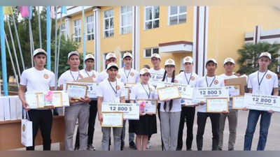 'Namanganda Respublika fan olimpiadasida g`olib bo`lgan 10 nafar o`quvchiga xalqaro universitetda o`qish uchun 4 yillik grant asosida o`qish imtiyozini beruvchi 12800 AQSh dollari qiymatidagi vaucherlar topshirildi'ning rasmi