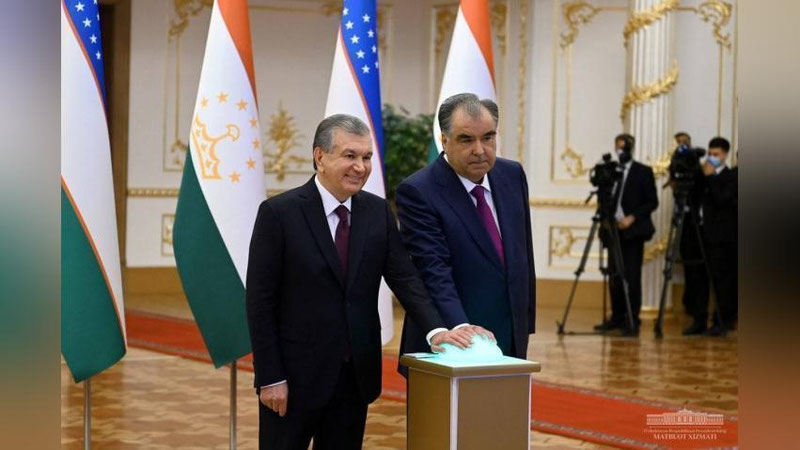 'Samarqand va Xatlon viloyatlarida barpo etilgan ijtimoiy ob`ektlarning rasmiy ochilish marosimi bo`lib o`tdi. Ikki davlat rahbarlari ramziy tugmani bosdi (фото)'ning rasmi